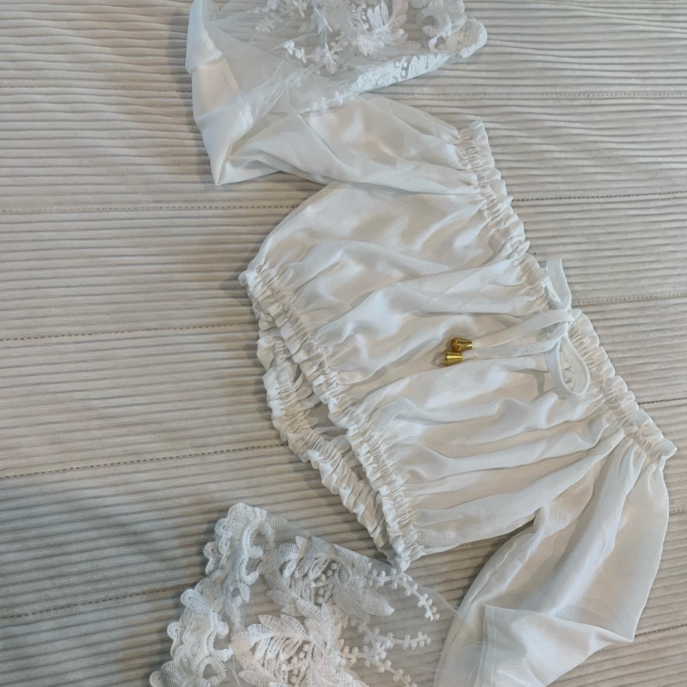 Gorgeous white crop top with long lace sleeves